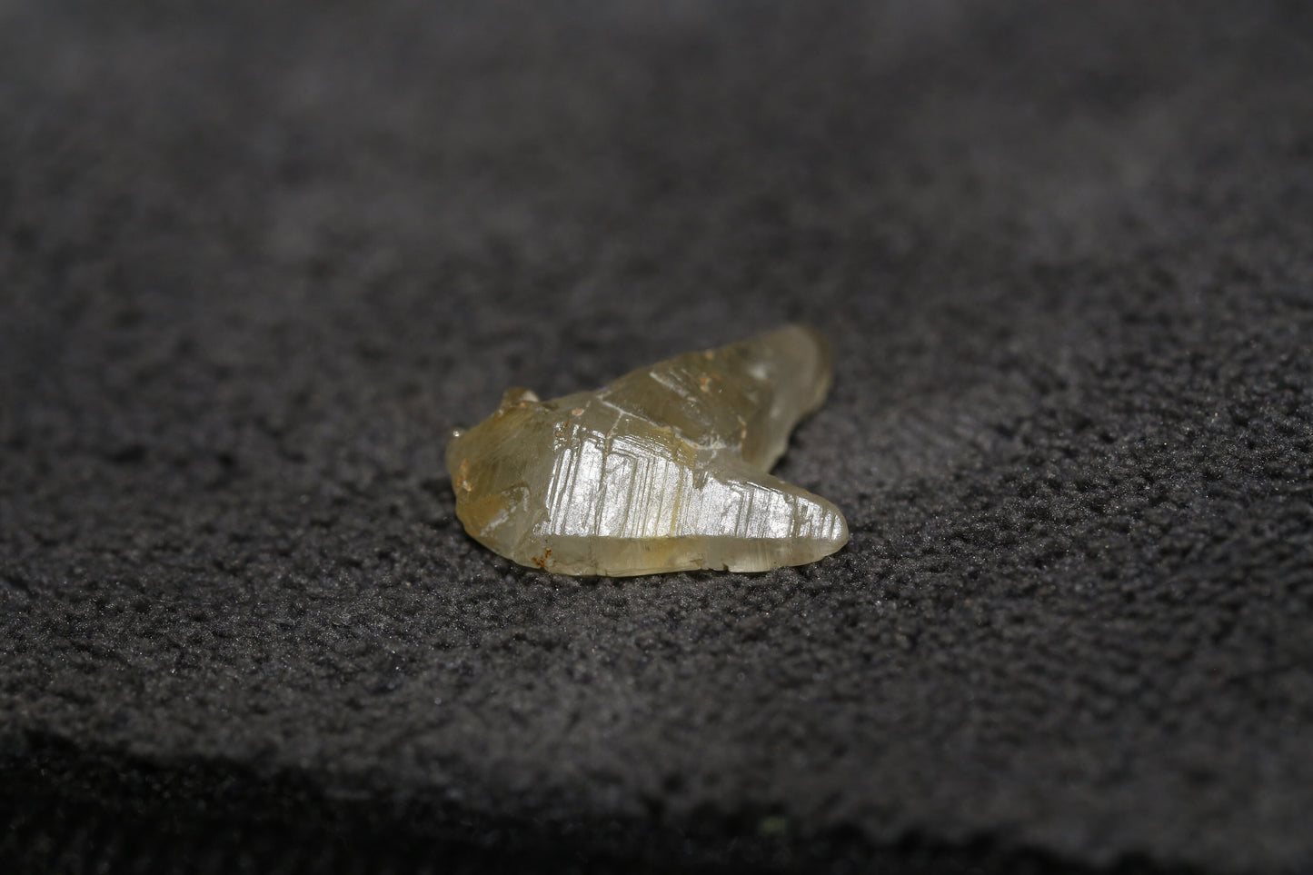 Very Unique White Twin Sapphire Crystal (Corundum) - 13.52 carats , 21.50 mm