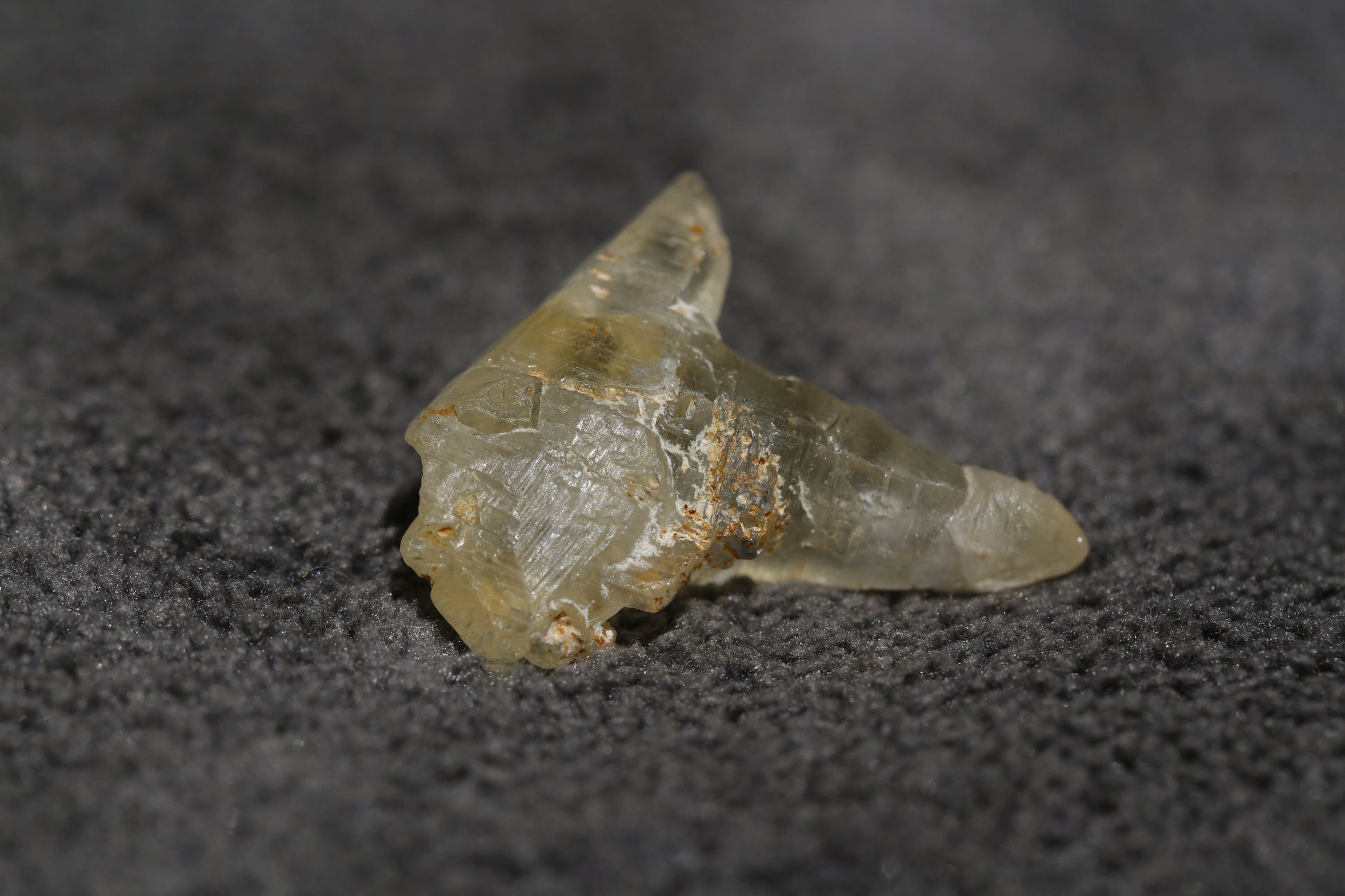 Very Unique White Twin Sapphire Crystal (Corundum) - 13.52 carats , 21.50 mm