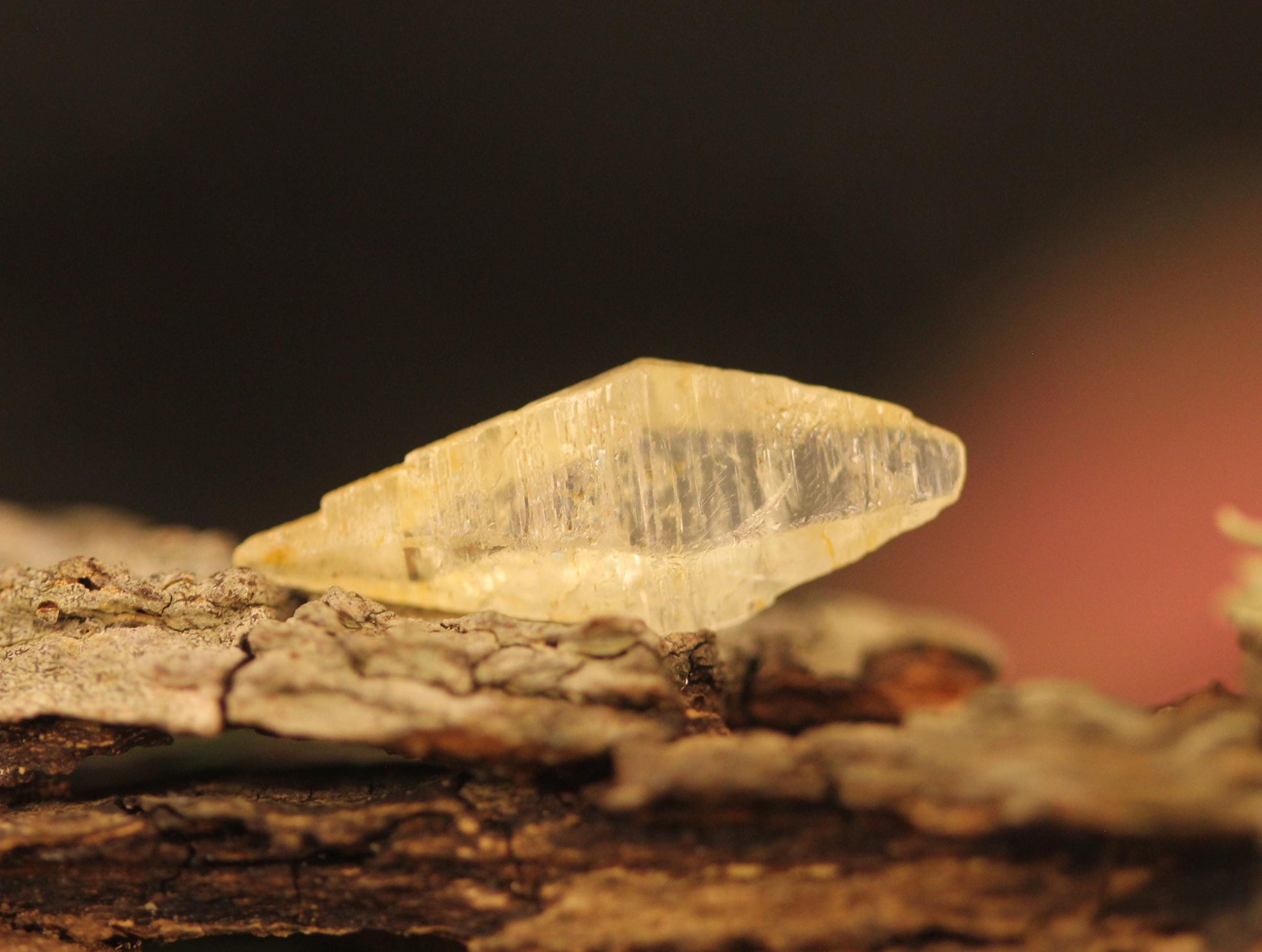 Perfect Yellow Sapphire (Corundum) Crystal from Sri Lanka with Superb Shape, Transparency and Luster. 3.17 carats, 19.0mm, Doubly Terminated