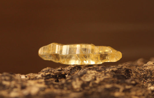 Beautiful Yellow Sapphire (Corundum) crystal with high transparency, from Sri Lanka, 14.01 carats, 27.2 mm, September Birthstone