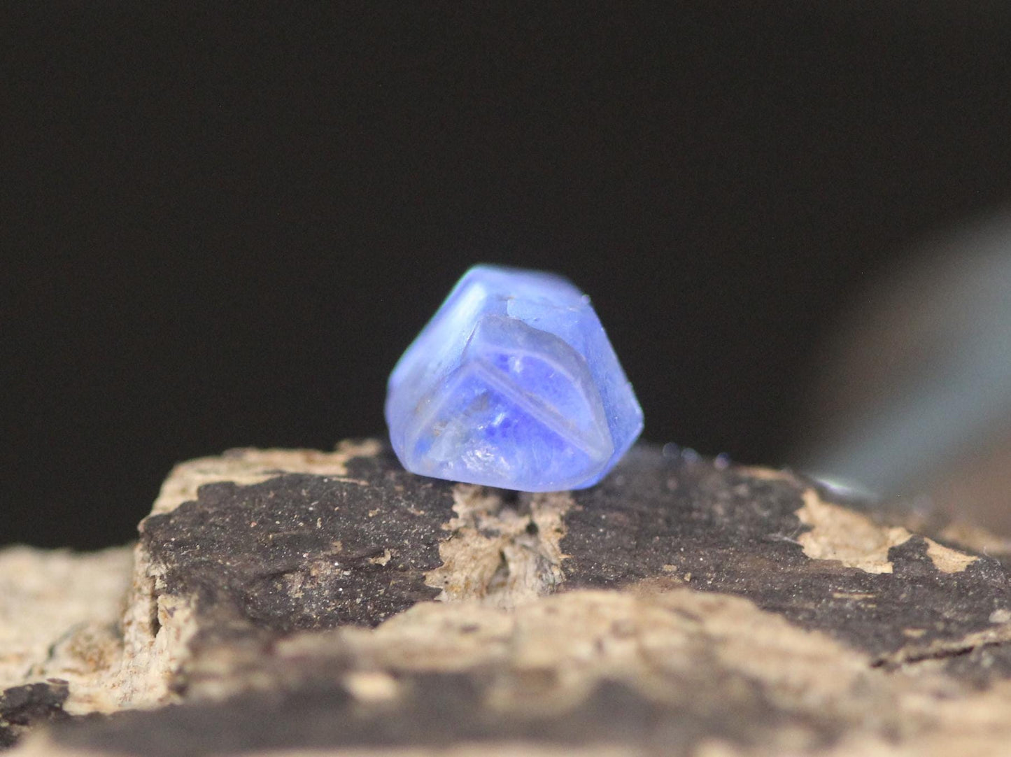 Blue Sapphire (Corundum) crystal from Sri Lanka (Ceylon). Doubly terminated crystal with a great color and a unique shape , 3.11 carats