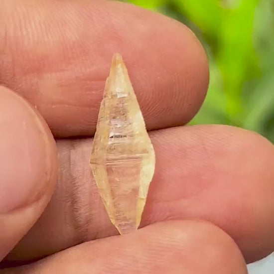 Perfect Yellow Sapphire (Corundum) Crystal from Sri Lanka with Superb Shape, Transparency and Luster. 3.17 carats, 19.0mm, Doubly Terminated