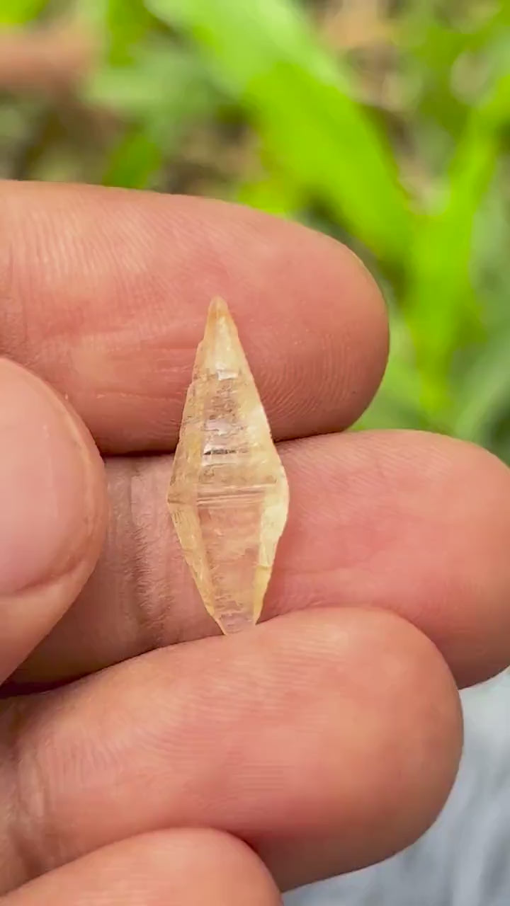 Perfect Yellow Sapphire (Corundum) Crystal from Sri Lanka with Superb Shape, Transparency and Luster. 3.17 carats, 19.0mm, Doubly Terminated