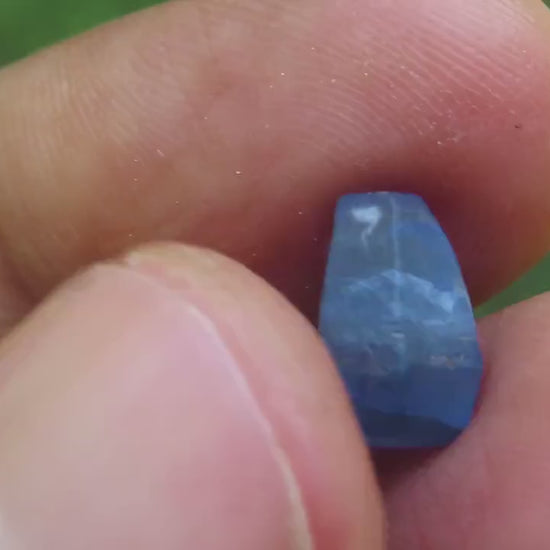 Blue Sapphire (Corundum) crystal from Sri Lanka (Ceylon). Doubly terminated crystal with a great color and a unique shape  , 3.11 carats