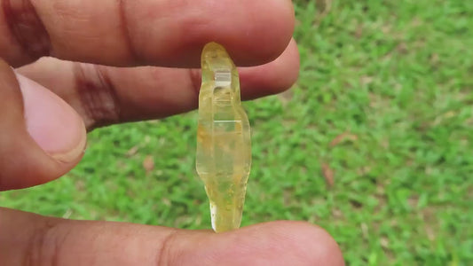 Beautiful Yellow Sapphire (Corundum) crystal with high transparency, from Sri Lanka, 14.01 carats, 27.2 mm, September Birthstone
